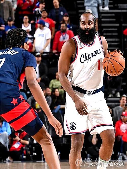 哈登盛赞火箭重建成果，申京与阿门小贾进步显著